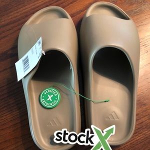 Women yeezy Slides Size 7 Never Worn